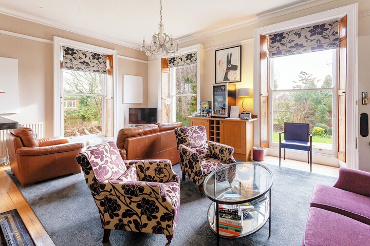 Lounge 166 of 205