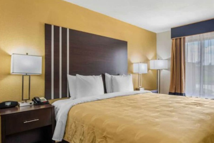1 King Bed (5 of 10)