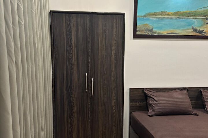 Room 10 of 18