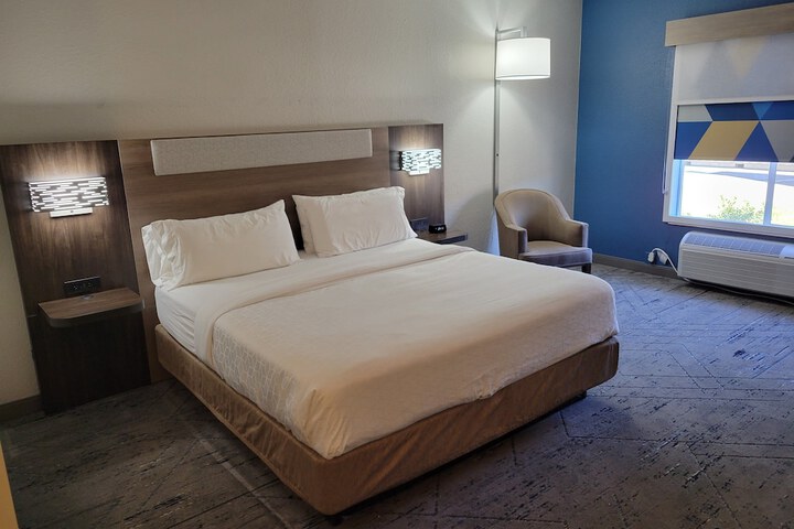 Standard | King Bed (4 of 8)