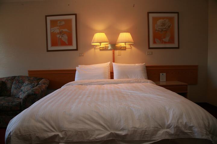 Room 6 of 28