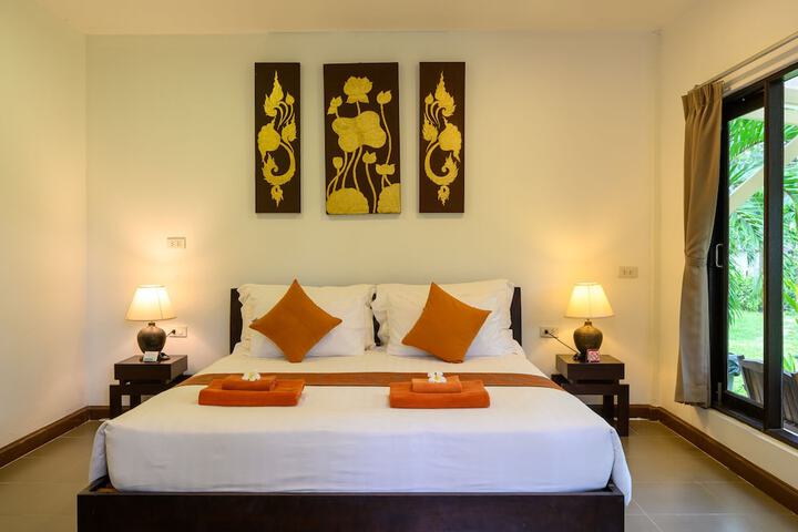 Room 4 of 200