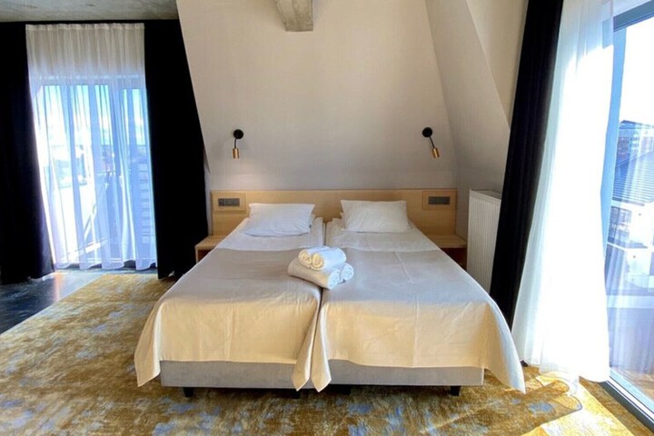 Room 6 of 8