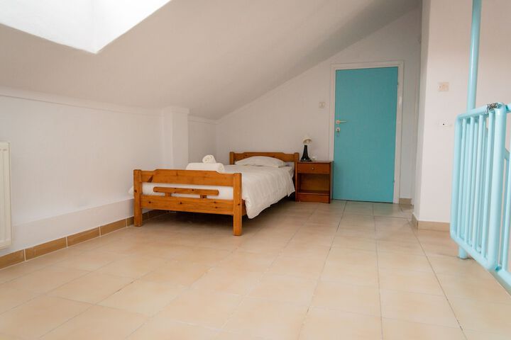 Room 8 of 9