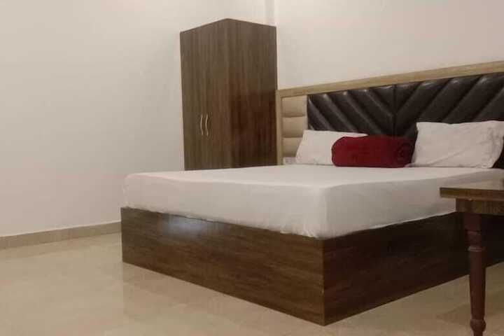 Room 4 of 16