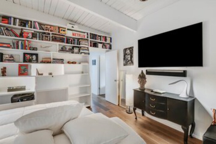 Room 11 of 19