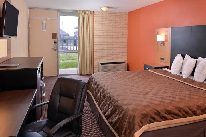 1 King Bed (5 of 13)
