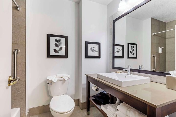 2 Queen Beds Accessible (3 of 12)