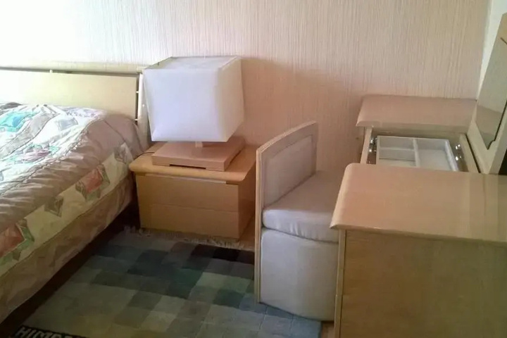 Room 4 of 8