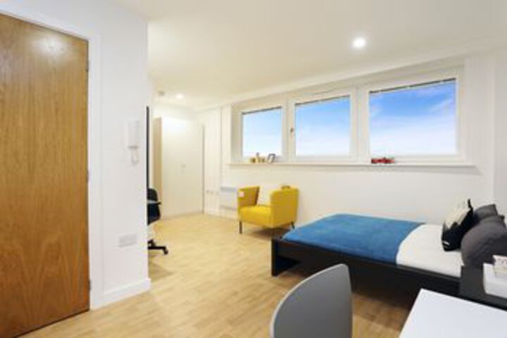 Room 4 of 8