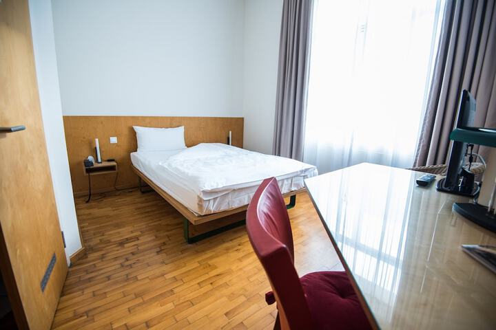Room 11 of 28