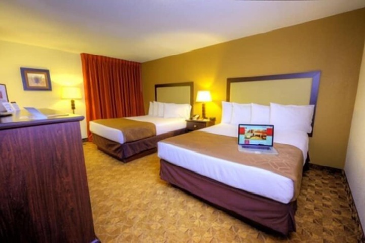 2 Queen Beds (3 of 13)