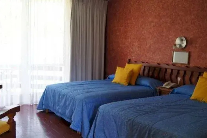 Room 8 of 11