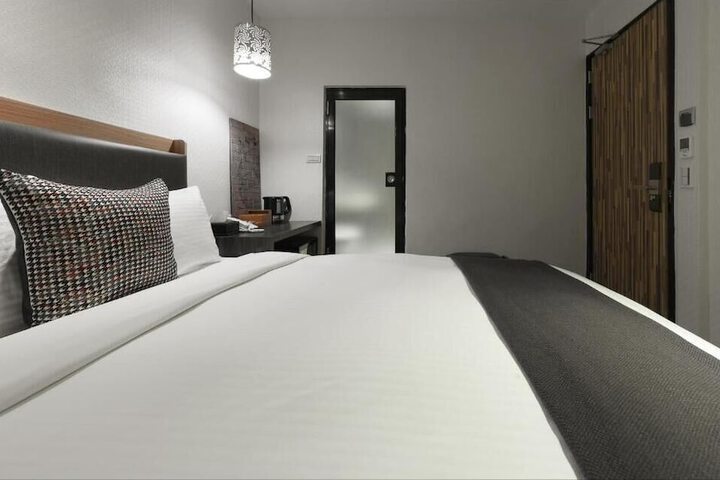 Room 16 of 28