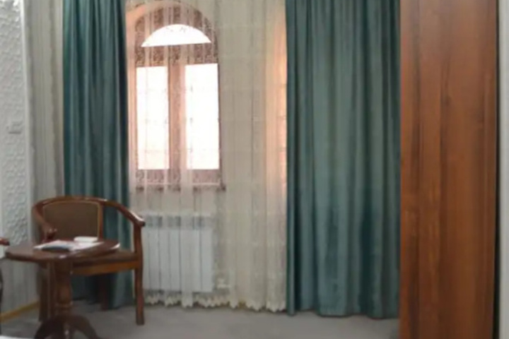 Room 5 of 8