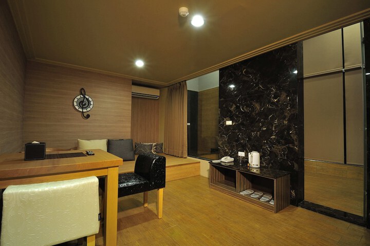 Room 32 of 60