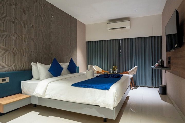 Room 6 of 8