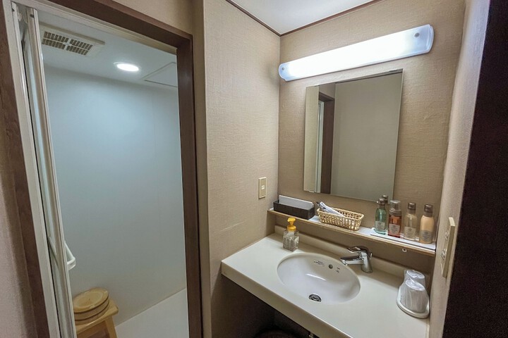 Room 13 of 36