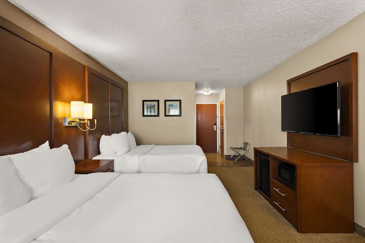 2 Queen Beds (2 of 20)