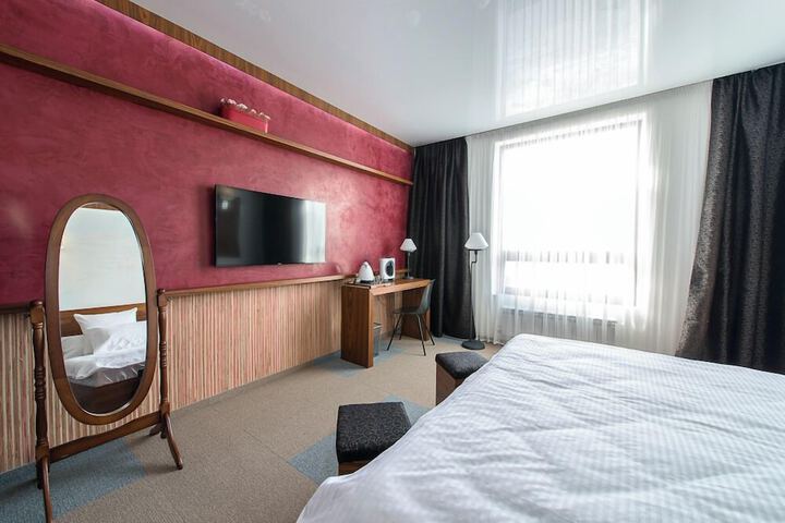 Room 7 of 8