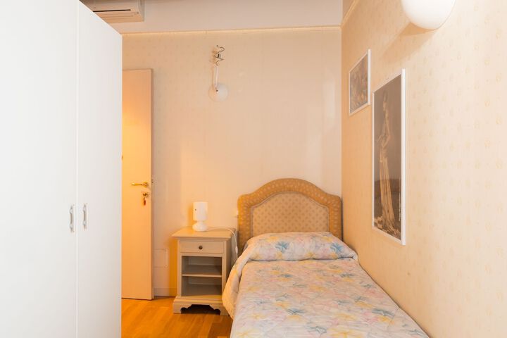 Room 4 of 13