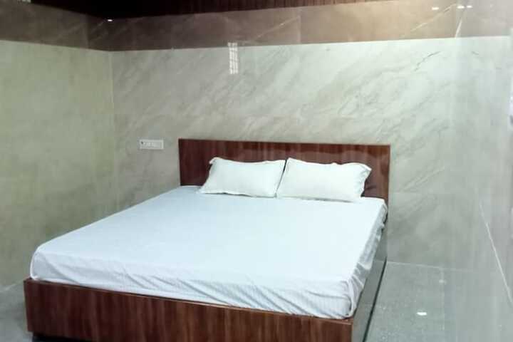 Room 7 of 33