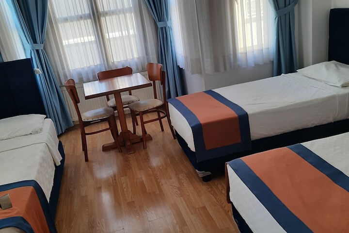 Room 10 of 28