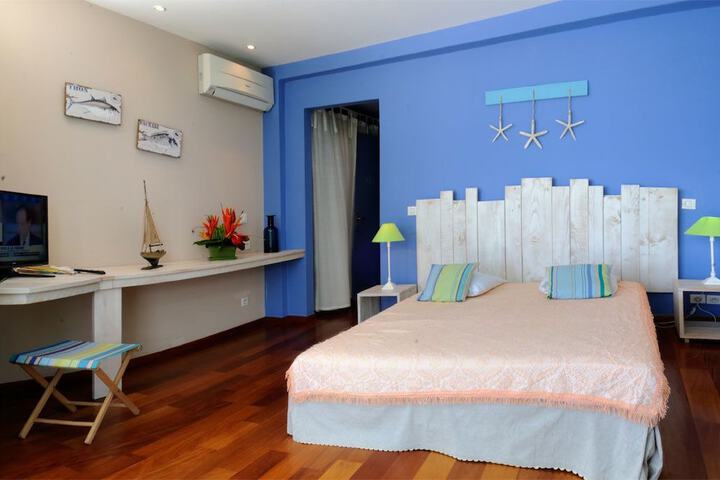 Room 4 of 93