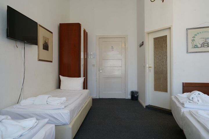 Room 28 of 69