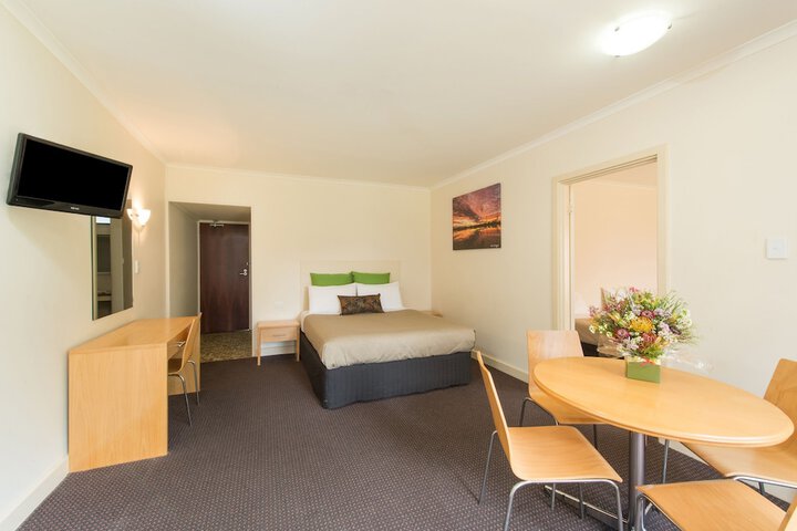 Room 10 of 33