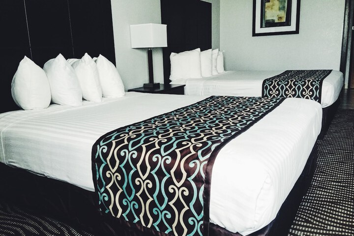 2 Queen Beds High Speed Internet Accessible Microwave and Refrigerator Full Breakfast (1 of 8)