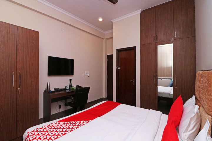 Room 10 of 18