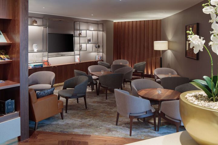 Lounge 198 of 206