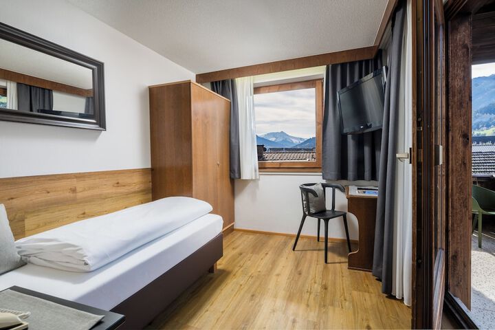 Room 17 of 102