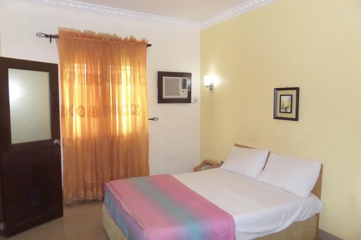 Room 5 of 12