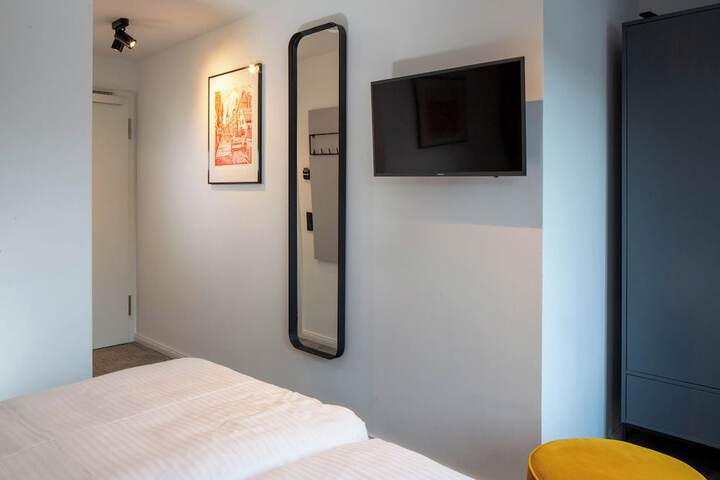Room 12 of 87