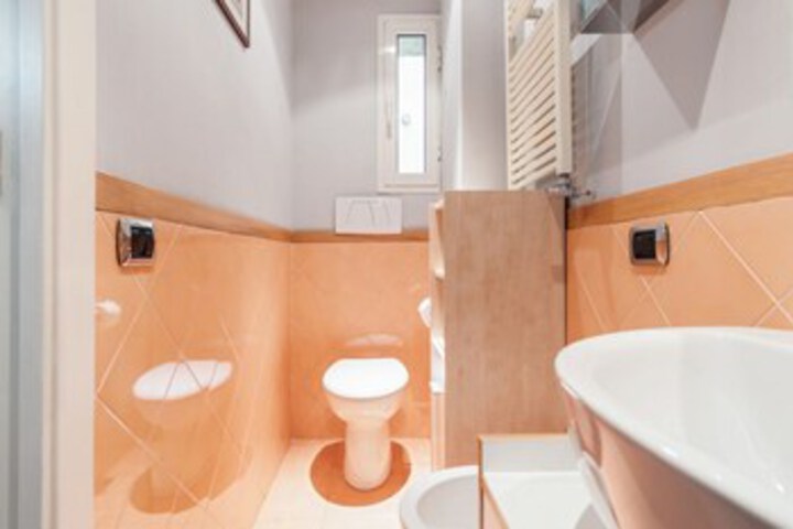 Room 4 of 25