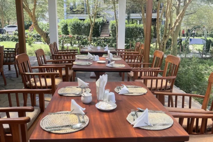 Dining 18 of 19