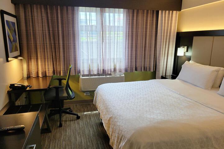 1 King Bed (2 of 7)