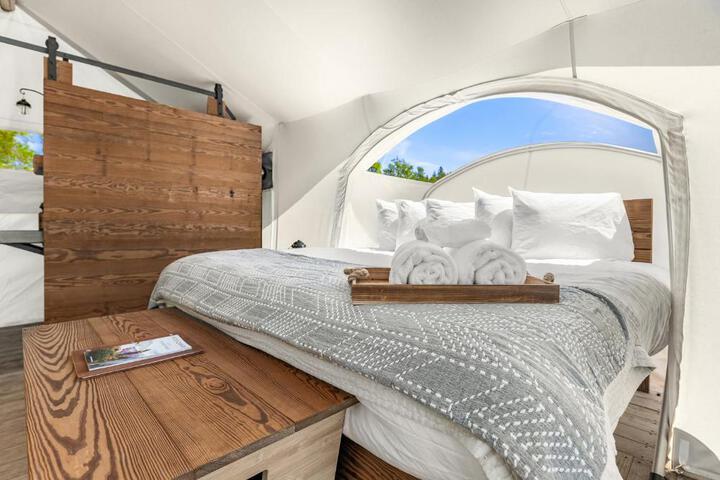 Tent Deluxe King Bed (4 of 19)