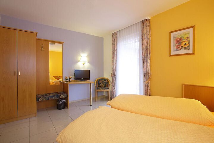 Room 8 of 36
