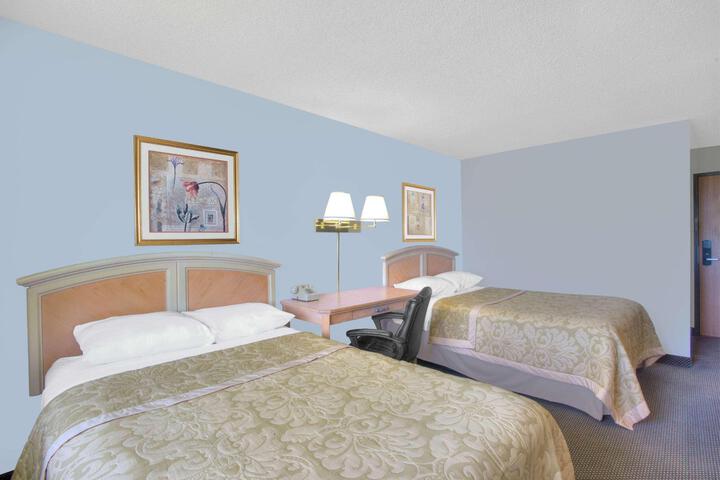 1 Queen Bed (7 of 7)