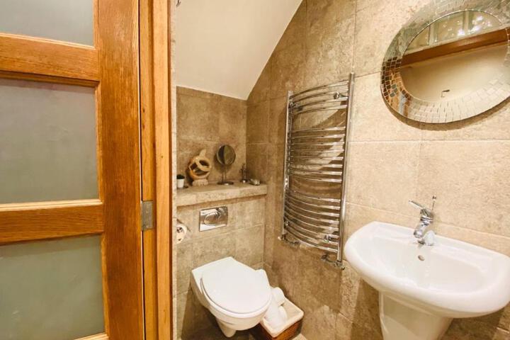 Room 4 of 8