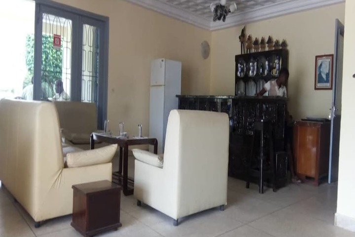 Lounge 19 of 25