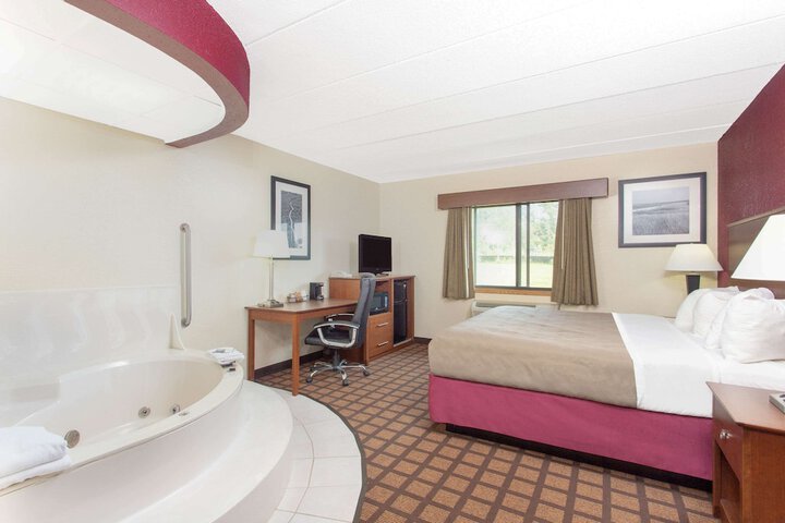 1 King Bed (2 of 25)