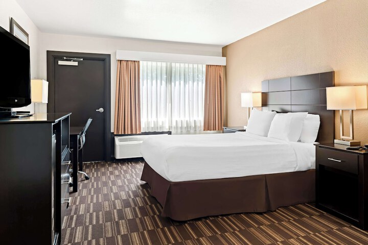 1 Queen Bed Recliner High Speed Internet Accessible Microwave and Refrigerator, Coffee Maker, Hairdryer Continental Breakfast (4 of 13)