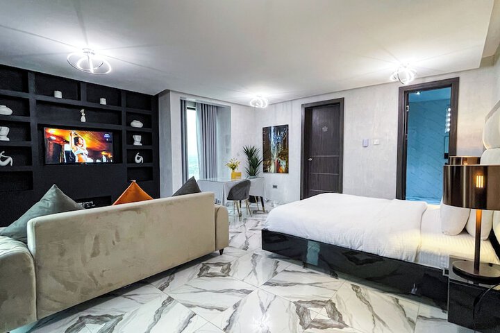 Room 8 of 121