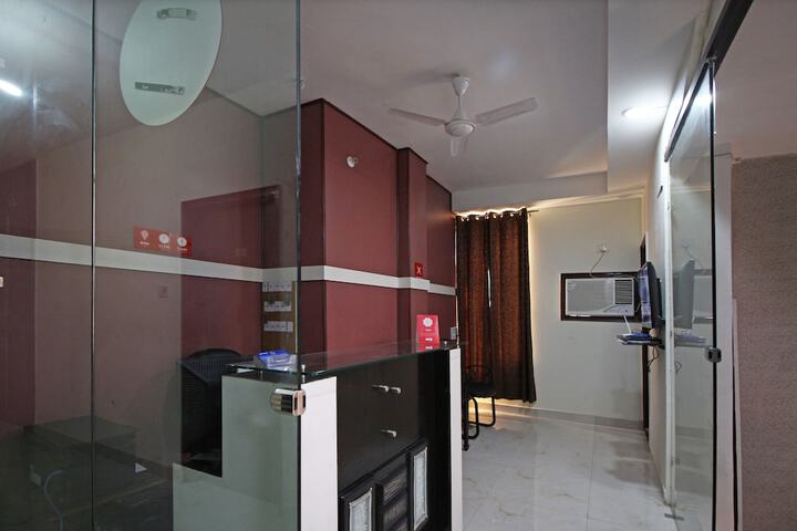 OYO 4882 HOTEL GOLDEN PARK