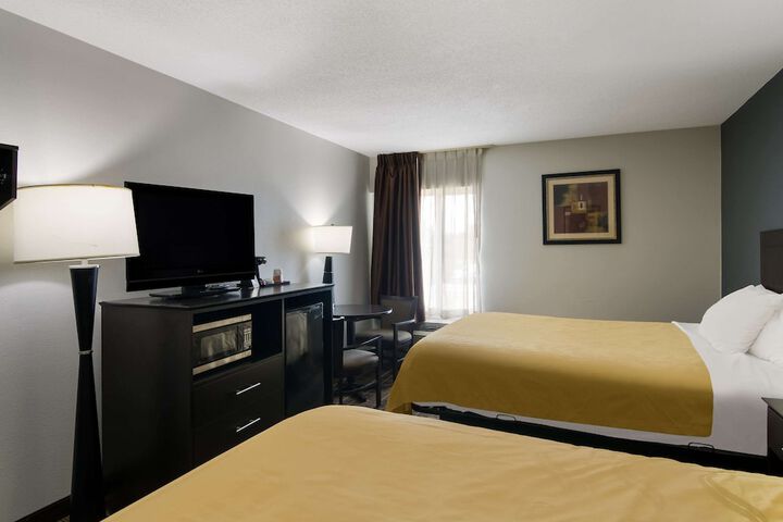 2 Queen Beds (10 of 10)