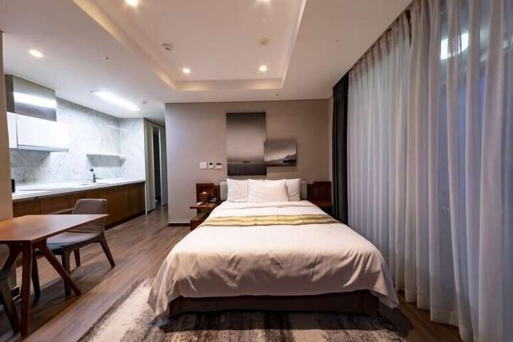 Room 5 of 18